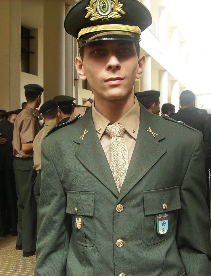 Edward, aprovado em concursos militares